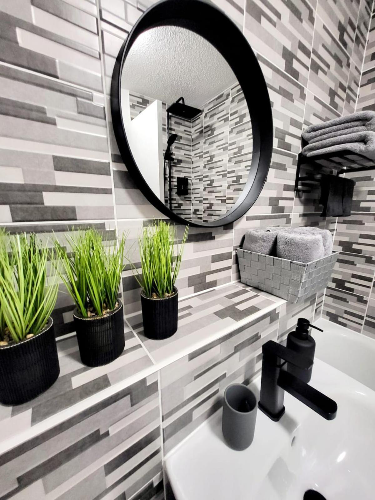 Stylish Home In Linlithgow With Free Parking Екстериор снимка